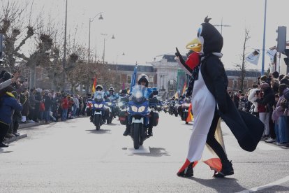 Desfile de Banderas tras llegar a la acera de Recoletos