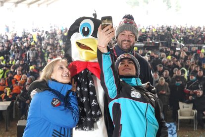 El piloto David Alonso y el responsable comercial de Estrella Galicia Castilla y León Alfonso Prego, Pingüinos de Oro de