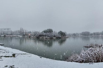 Nieve en la zona del lago en Laguna de Duero.