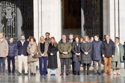 Minuto de silencio en el Ayuntamiento de Valladolid por el accidente ferroviario de Adamuz (Córdoba)