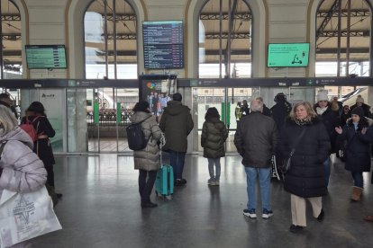 Pasajeros esperando en la estación de Valladolid