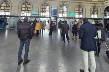 Pasajeros esperando en la estación de Valladolid
