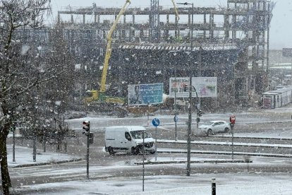 La nieve cae y cubre ya Valladolid.