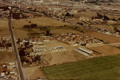 Barrio de las Villas sur, flanqueado por el camino Viejo de Simancas en 1984