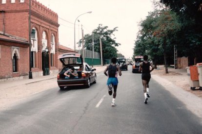 Los corredores kenianos Mutai y Otieno en un momento de la carrera a su paso por el camino viejo de Simancas en 1994