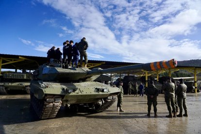 El Regimiento de Caballería Farnesio y Grupo Acorazado de Caballería Villaviciosa participan en la actividad ‘Working day’ junto a alumnos de cuarto de la ESO y primero y segundo de Bachillerato.