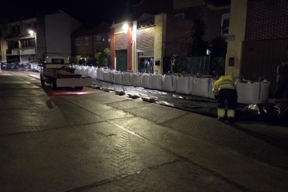 Operarios colocando sacas en Viana (Valladolid)