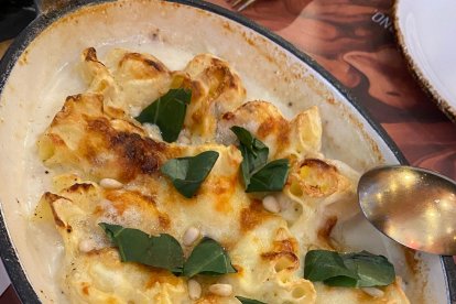 Fagotti gratinados con queso y pera con salsa gongonzola