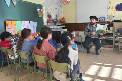 Visita del cuentacuentos al colegio de San Bernardo (Valladolid)