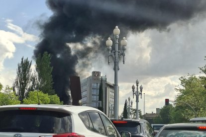 Incendio de un camión en en el paseo Zorrilla, junto a Vallsur.