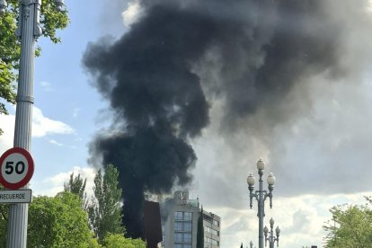 Incendio de un camión en en el paseo Zorrilla, junto a Vallsur.