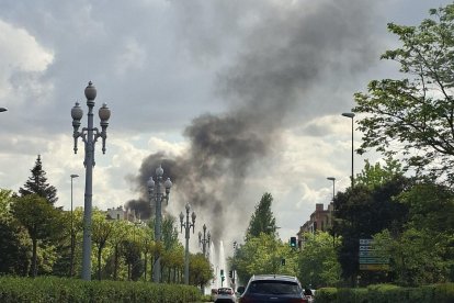 Incendio de un camión en en el paseo Zorrilla, junto a Vallsur.