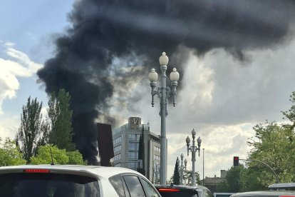 Incendio de un camión en en el paseo Zorrilla, junto a Vallsur.