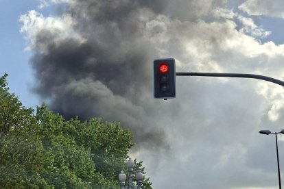 Incendio de un camión en en el paseo Zorrilla, junto a Vallsur.