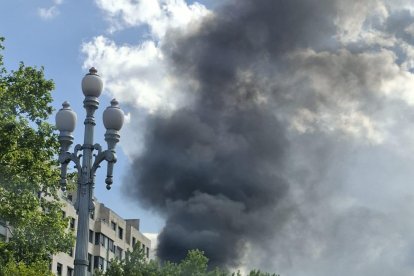 Incendio de un camión en en el paseo Zorrilla, junto a Vallsur.