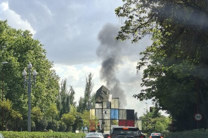 Incendio de un camión en en el paseo Zorrilla, junto a Vallsur.