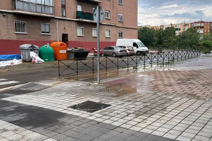 Reventón de una tubería de agua en la Avenida de Burgos, Valladolid