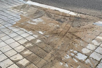 Reventón de una tubería de agua en la Avenida de Burgos, Valladolid