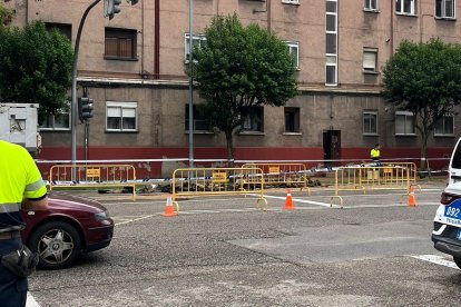 Reventón de una tubería de agua en la Avenida de Burgos, Valladolid