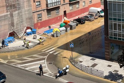 Reventón de una tubería de agua en la Avenida de Burgos, Valladolid