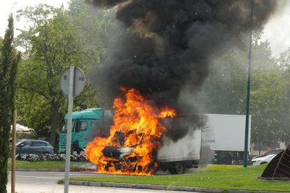Incendio de un camión en en el paseo Zorrilla