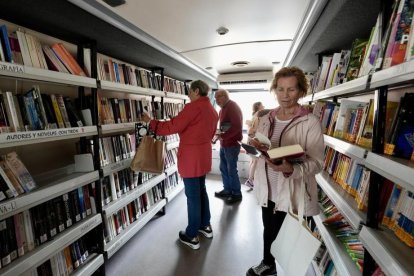 Los vecinos mayores de rueda suben al bibliobús en busca de sus libros y autores favoritos