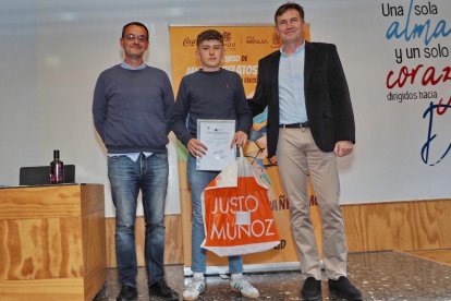 Juan Cuena Pajares, del colegio La Salle junto a los directores de los colegios san Agustín y La Salle, accesit.