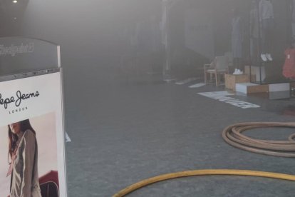 Los Bomberos sofocan un incendio en el Hipercor de Arroyo.