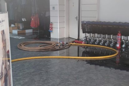 Los Bomberos sofocan un incendio en el Hipercor de Arroyo.