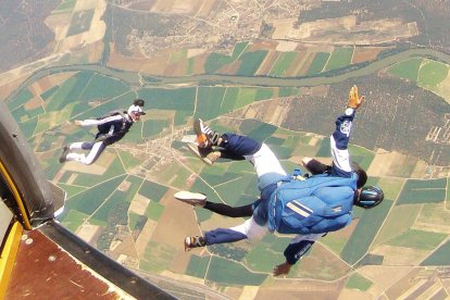 Salto en tandem  de Skydive Valladolid sobre Matilla de los Caños.
