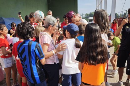 Iker Castillas firmando a niños y niñas en Rioseco