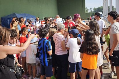 Iker Castillas firmando a niños y niñas en Rioseco
