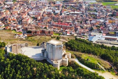 El Castillo de Íscar domina desde lo alto esta villa del sureste de Valladolid, donde durante años llegó a funcionar una fábrica de cerveza artesanal.