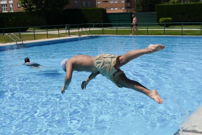 Primer chapuzón en las piscinas municipales de la Rondilla