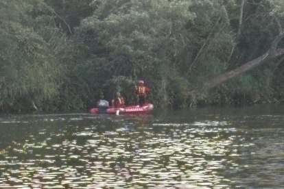 Labores de búsqueda en la playa de las Moreras (Valladolid).