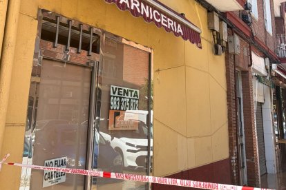 El reventón de una tubería inunda la calle Portillo de Balboa  deja sin suministro agua a los vecinos