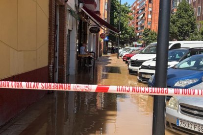 El reventón de una tubería inunda la calle Portillo de Balboa deja sin suministro agua a los vecinos