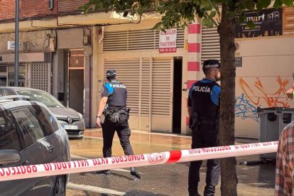 El reventón de una tubería inunda la calle Portillo de Balboa deja sin suministro agua a los vecinos