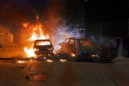Los coches ardiendo en Cigales.