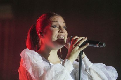 Un momento del concierto de Leire Martínez en la plaza Mayor de Valladolid.