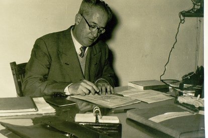 Manuel Jiménez-Alfaro en su despacho en FASA.