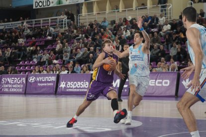 Imagen del partido de 1/16 de final de la copa España entre el UEMC Baloncesto Valladolid de Segunda FEB y el Partizán Fuenlabrada de Primera FEB.