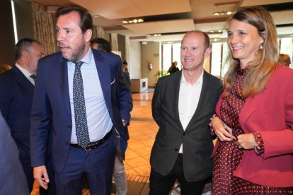 El alcalde y candidato del PSOE a la Alcaldía de Valladolid, Óscar Puente, junto a Miguel Calvo (Delegado en Castilla y León de Iberdrola), y Ángela de Miguel (Presidenta de CEOE Valladolid). Club de Prensa El Mundo - Conversaciones Políticas con Óscar Puente. -J.M. LOSTAU