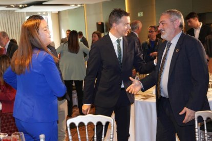 Virginia Barcones (Delegegada del Gobierno en Castilla y León), Héctor Gómez (ministro de Industria, Comercio y Turismo) y Pedro Luis de la Fuente (Subdelegado del Gobierno en Burgos). Club de Prensa El Mundo - Conversaciones Políticas con Óscar Puente. -J.M. LOSTAU