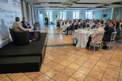 Club de Prensa El Mundo - Conversaciones Políticas con Óscar Puente. -J.M. LOSTAU