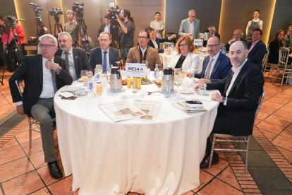 Ángel de Miguel Gutiérrez (Subdelegado del Gobierno en Palencia), Pedro Luis De la Fuente Fernández (Subdelegado del Gobierno en Burgos), Ángel Blanco García (Subdelegado del Gobierno en Zamora), Ismael Pérez Blanco (Delegado Territorio en Castilla y León de la ONCE), Charo Chávez (Concejala de Innovación, Desarrollo Económico, Empleo y Comercio en el Ayuntamiento de Valladolid), Juan Carlos Hernández Moreno (Concejal de Recursos Humanos en el Ayuntamiento de Valladolid), Jesús Posadas Moyano (Presidente de Acor). Club de Prensa El Mundo - Conversaciones Políticas con Óscar Puente. -J.M. LOSTAU