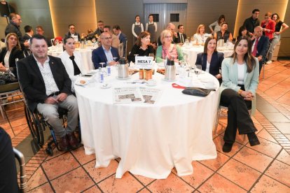Francisco Sardón (Presidente de Predif Castilla y León), Ruth Álvarez (Coordinadora de Predif Castilla y León), Luis Ángel Vélez Santiago (Concejal de Espacio Urbano en el Ayuntamiento de Valladolid), María Victoria Soto Olmedo (Concejala de Educación en el Ayuntamiento de Valladolid), María Isabel Gonzalo Ramírez (Procuradora del Grupo PSOE por Valladlid en las Cortes de Castilla y León), Laura Pelegrina Cortijo (Procuradora del Grupo PSOE por Valladolid en las Cortes de Castilla y León), Nuria Rubio García (Procuradora del Grupo PSOE por León en las Cortes de Castilla y León). Club de Prensa El Mundo - Conversaciones Políticas con Óscar Puente. -J.M. LOSTAU