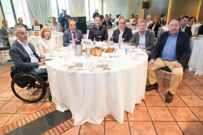Ángel de Propios Sáez (Presidente de Aspaym Castilla y León), Beatriz Diéguez Orihuela (Relaciones Institucionales de Aspaym Castilla y León), Rafael Álvarez Palla (Decano del Colegio Oficial de Ingenieros Técnicos Industriales de Valladolid), Sergio García (Alcalde de Cabezón de Pisuerga), Florencio Carrera Castro (Director de La 8 Valladolid),  José Luis Almudí Alegre (Presidente del Colegio Oficial de Médicos de Valladolid), y Jaime Fernández De La Fuente (Presidente de la Asociación Provincial de Empresarios de Hostelería de Valladolid). Club de Prensa El Mundo - Conversaciones Políticas con Óscar Puente. -J.M. LOSTAU