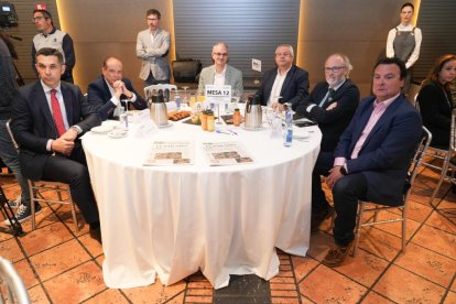 Santiago Álvarez Santos (Gerente de Banca Institucional del Banco Santander), José Antonio Lobato del Val (Directivo de Comunicación Corporativo Emérito), David Amo Rojo (Responsable de Comunicación de CSIF Valladolid), Miguel Ángel González Chao (Consultor de MCVA Iniciativas Empresariales), Agustín Tapia Gancedo (Dirección de Área Grandes Cuentas en Mutua Universal), y David Vallejo Curto (Dirección Servicios de Vending). Club de Prensa El Mundo - Conversaciones Políticas con Óscar Puente. -J.M. LOSTAU