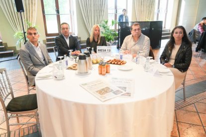 Raúl Vázquez Gento (Responsable Prospectiva Estratégica y miembro del Consejo de Administración en 1A Ingenieros), Eleuterio Gordaliza (Letrado y miembro del Consejo de Inobat), Eva Driessen, Eduardo Bustillo (Socio consultor de GEOCyL Consultoría) y Sara Gil (Departamento Comercial de El Mundo Diario de Castilla y León). Club de Prensa El Mundo – Conversaciones políticas con Óscar Puente. -J.M. LOSTAU